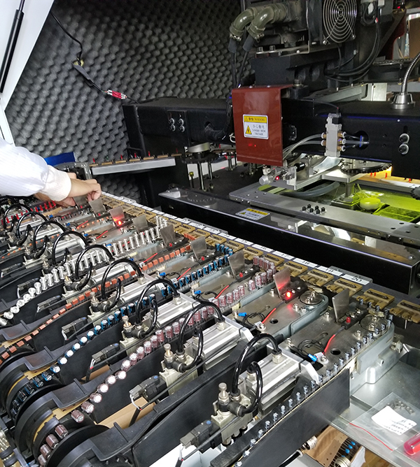 自動插件機(jī)和我們是人機(jī)合作關(guān)系